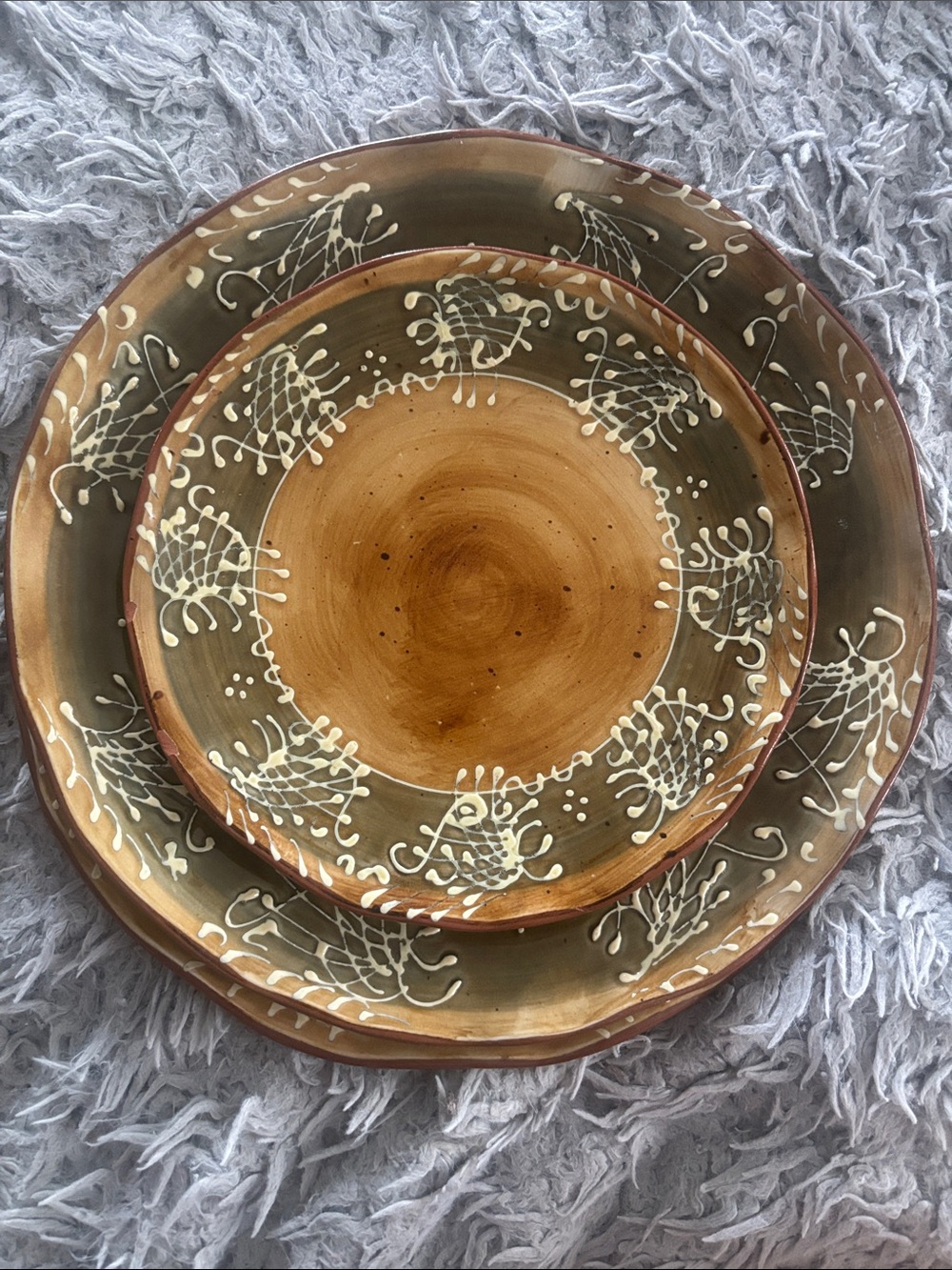 2 Dinner and 1 salad Ambiance plates